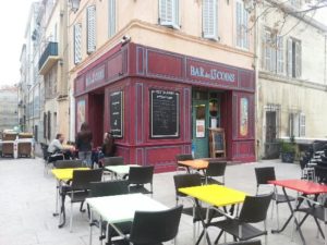 Place et Bar des 13 coins dans le Panier